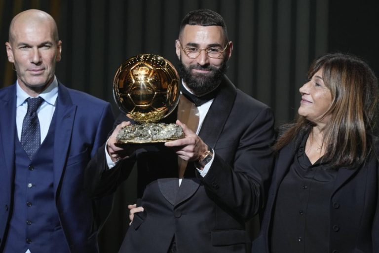 « Dans la légende » : le Ballon d&rsquo;Or Karim Benzema à l&rsquo;honneur dans la presse internationale