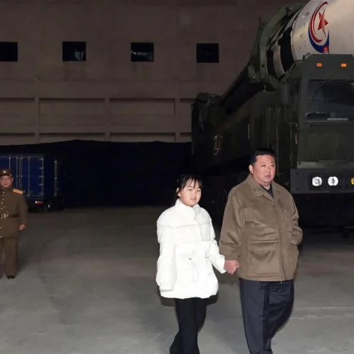 Corée du Nord : Kim Jong-un supervise le lancement d’un missile avec sa fille