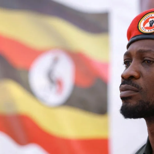 En Ouganda, l’opposant Bobi Wine dit être assigné à résidence après avoir été brièvement arrêté