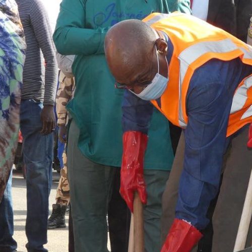 Tchad/ le PM  <strong>Saleh Kebzabo et d’autres membres du gouvernement de transition ont donné un coup de balai à la place de la nation et à l’hôpital militaire</strong>