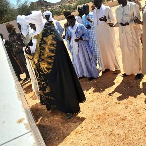 Le Sultan du Fitri sa majesté Tchoroma Hassane Absakine, est allé se recueillir sur la tombe du feu président Maréchal du Tchad Idriss Déby Itno.