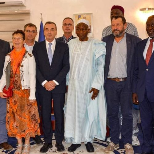 Le Premier Ministre du Tchad, Saleh Kebzabo, a reçu le 30 octobre 2023 l’Ambassadeur de France au Tchad, Éric Gérard, et une délégation de la Chambre d’agriculture de Saône-et-Loire, accompagnée de la Fédération nationale des organisations professionnelles agricoles (FENOPS).