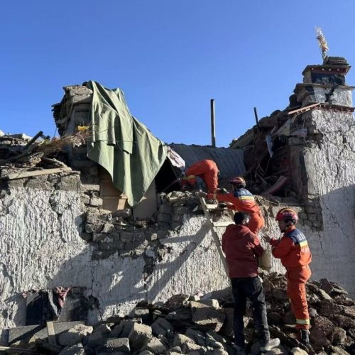 Chine : 95 morts dans un séisme .