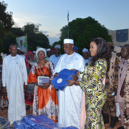 La ministre de la Femme, Amina Priscille Longoh, a fait don de matériels et d’équipements aux différentes couches sociales de la province du Mandoul,