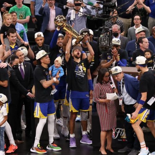 NBA : Golden State sacré champion face à Boston, Steph Curry MVP.