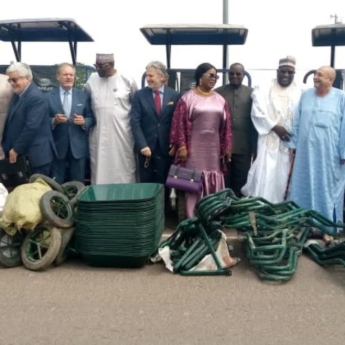 Assainissement de la ville de N’Djamena : 19 associations ont reçu des matériels de curage de caniveaux et de collecte de déchets