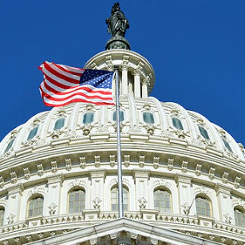 États-Unis : la Chambre des représentants vote une loi pour protéger le mariage homosexuel.