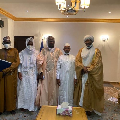Tchad : Une délégation du Khalife général de Fayda Tidjania présente ses condoléances au président du CMT.