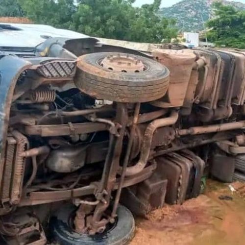 Mongo: Un Gros porteur transportant des boissons a fait tonneau