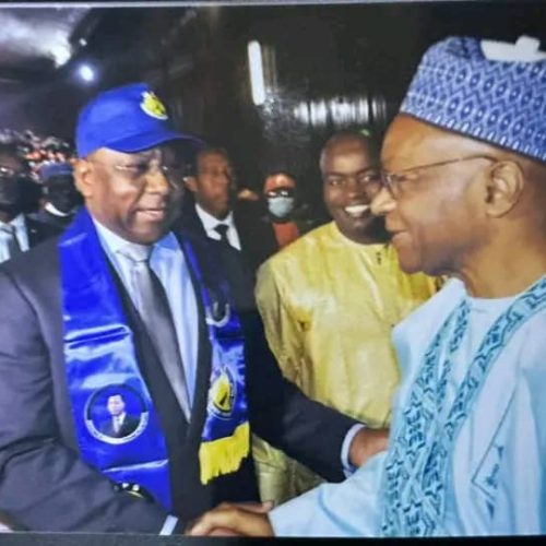 Une poignée de main entre le PM, Saleh Kebzabo et le Ministre d’Etat Jean-Bernard Padaré