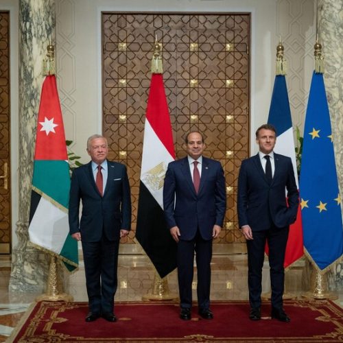 قمة القاهرة الثلاثية تحذر: الحرب تهدد المنطقة والسلام يبدأ من غزة