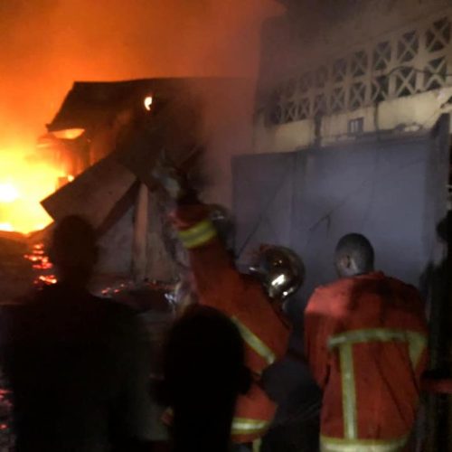 Cameroun: incendie au marché de Kousserie, N’Djaména intervient avec deux fourgons pompe tonne