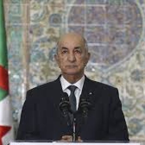 Algérie: le président Tebboune dissout le Parlement et gracie des militants du Hirak